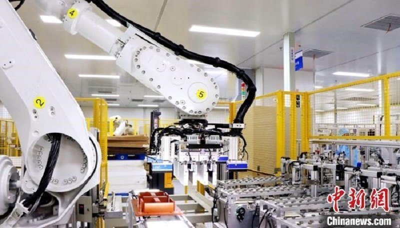 圖為資料圖，海辰儲能自動分檔打包機器人。?曾欣平供圖